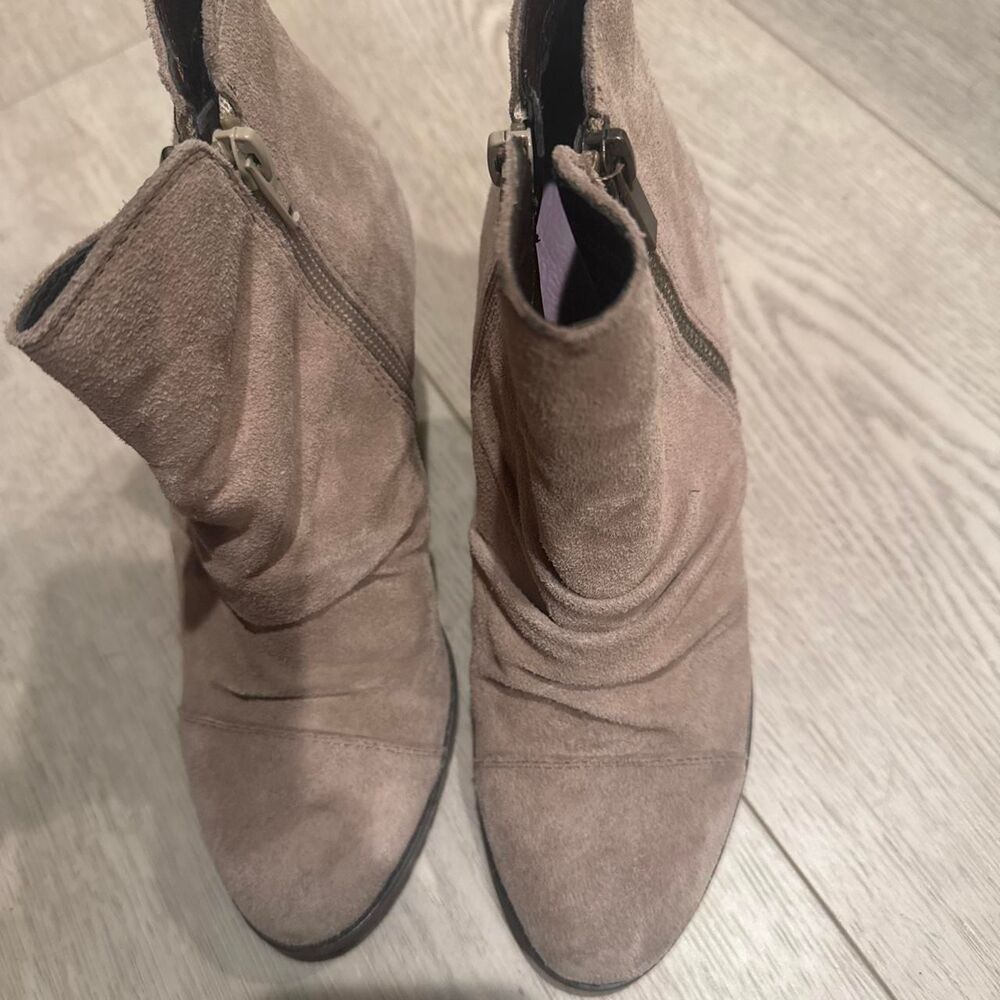 White Mountain Women's Tan Suede Ankle Boots